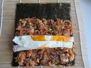 kimbap-ze-smażonym-ryżem-z-kimchi